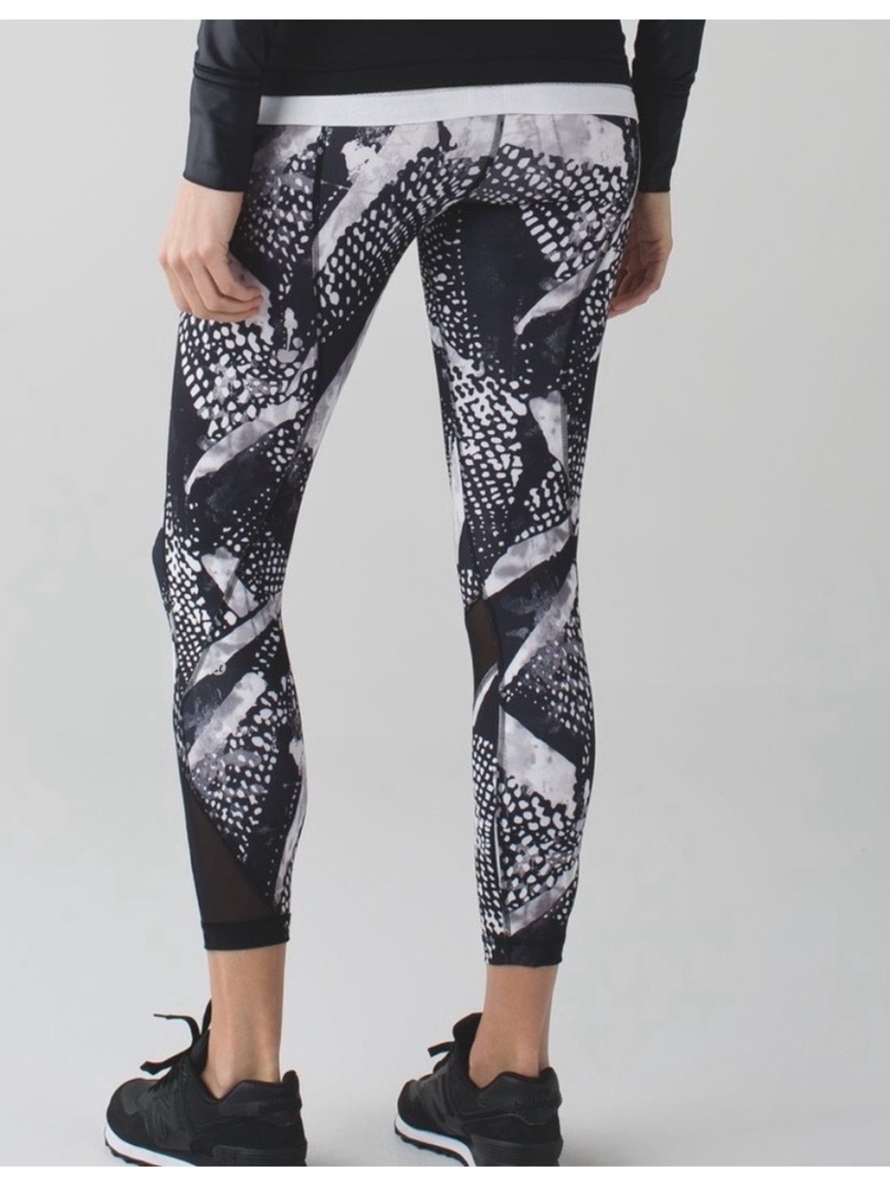 Women's Black & White Abstract Print Active Leggings